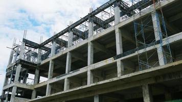 el edificio en construcción con vistas al cielo y las nubes. foto