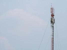 torres telefónicas utilizadas para transmitir señales al anochecer. foto