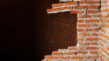 primer plano de los escombros de un edificio industrial que se derrumba en un montón de hormigón y ladrillo. y los escombros irregulares causados por la falla de los ingenieros en la construcción abandonada. foto