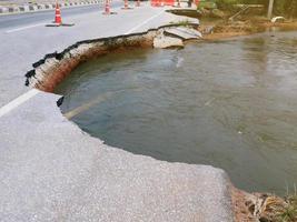 Natural flood disasters have damaged road surfaces and damaged road surfaces. cause traffic congestion photo