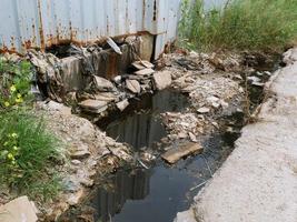 Las aguas residuales industriales son sucias y malolientes, causando daños al sistema ecológico y al medio ambiente. foto