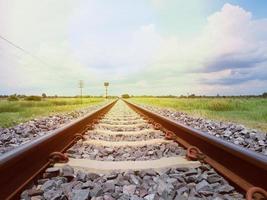 un antiguo ferrocarril, la ruta de viaje cuando el sol se pone y se ve la naturaleza y el cielo. foto