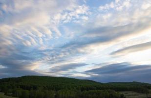 cielo después del atardecer, brillantes nubes maravillosas. cielo de fantasia foto