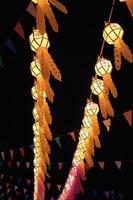 linternas en el festival loy krathong en tailandia foto