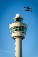 compuesto digital de drones y torre de control de tráfico aéreo en el aeropuerto foto