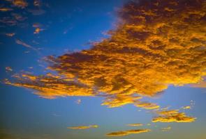 Dramático cielo rojo y naranja y fondo abstracto de nubes. nubes de color rojo anaranjado en el cielo del atardecer. fondo de clima cálido. imagen artística del cielo. fondo abstracto al atardecer. concepto de atardecer y amanecer foto gratis