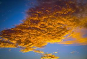 Dramático cielo rojo y naranja y fondo abstracto de nubes. nubes de color rojo anaranjado en el cielo del atardecer. fondo de clima cálido. imagen artística del cielo. fondo abstracto al atardecer. concepto de atardecer y amanecer foto gratis