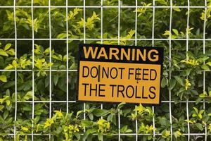 advertencia, no alimentes a los trolls foto