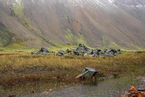 piedras en el campo de hierba por arroyo contra la majestuosa montaña vestrahorn foto