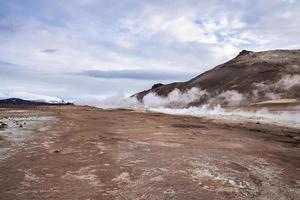 vista de la emisión de vapor del cráter volcánico en el área geotérmica de hverir foto