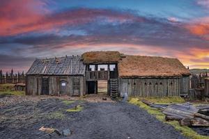 casa de madera tradicional en el pueblo vikingo contra el cielo dramático durante la puesta de sol foto