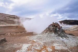 vista de la emisión de vapor de la fumarola en el área geotérmica de hverir en namafjall foto