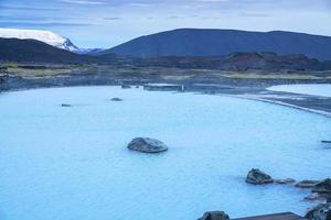 pintoresco spa geotérmico natural en la laguna azul contra las montañas durante el invierno foto