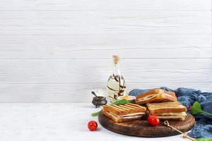 sándwich club con jamón, tomate, queso y espinacas. panini a la parrilla foto