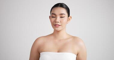 portrait de visage de femme asiatique de beauté regardant la caméra. beau modèle féminin avec une peau fraîche et propre parfaite. traitement de soins de la peau ou concept d'annonces cosmétiques. video