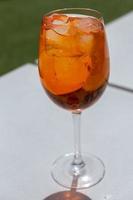 bebida aperol spritz en vaso foto