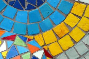 patrón de mosaico geométrico de cerca en estilo retro. fondo de polígonos de colores. foto