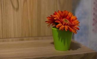 decoración de flores de plástico en la mesa para la habitación foto