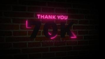 tack 70k följare realistisk neon glödskylt på tegelväggen animation video
