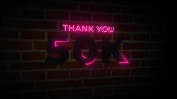 tack 50k följare realistisk neon glödskylt på tegelväggen animation video