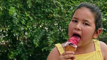 niña mirando a la cámara mientras come helado video