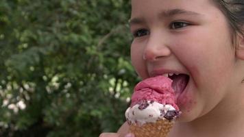 niña sonriendo mirando a la cámara mientras come helado video
