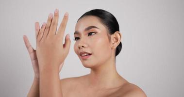 close-up do rosto de mulher asiática de beleza olhando para camera.beautiful modelo feminino com pele fresca limpa perfeita. tratamento de cuidados com a pele ou conceito de anúncios cosméticos.