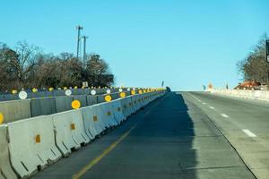 construcción de carreteras abstractas mientras se conduce foto