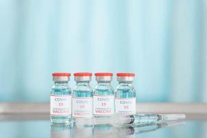 cierre un frasco de vacuna con una jeringa del laboratorio científico, un concepto de uso de drogas para tratar y proteger la pandemia mundial de covid-19