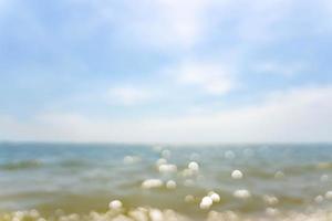 desenfoque de nubes blancas y cielo azul en verano con agua de mar brillante foto