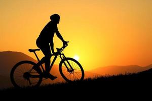 silueta de ciclistas de montaña con hermosas vistas. concepto de ejercicio en bicicleta foto
