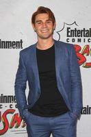 san diego 22 de julio - kj apa en la fiesta comic con anual de entretenimiento semanal 2017 en la carroza del hard rock hotel san diego el 22 de julio de 2017 en san diego, ca foto