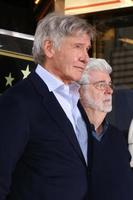 los angeles - 8 de marzo harrison ford, george lucas en la ceremonia de la estrella de mark hamill en el paseo de la fama de hollywood el 8 de marzo de 2018 en los angeles, ca foto