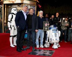 los angeles - 8 de marzo harrison ford, mark hamill, george lucas en la ceremonia de la estrella de mark hamill en el paseo de la fama de hollywood el 8 de marzo de 2018 en los angeles, ca foto