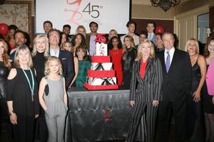 los angeles 26 de marzo - elenco joven e inquieto en the young and the restless celebrar el 45 aniversario en cbs television city el 26 de marzo de 2018 en los angeles, ca foto