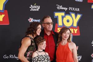 los angeles jun 11 - jane hajduk, elizabeth allen dick, tim allen, katherine allen en el estreno de toy story 4 en el teatro el capitan el 11 de junio de 2019 en los angeles, ca foto