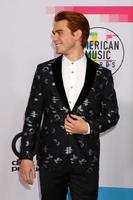 los angeles 19 de noviembre - kj apa en los american music awards 2017 en microsoft theater el 19 de noviembre de 2017 en los angeles, ca foto