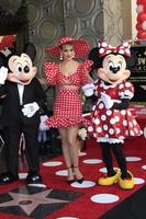 los angeles 22 de enero - mickey mouse, katy perry, minnie mouse en la ceremonia de la estrella de minnie mouse en el paseo de la fama de hollywood el 22 de enero de 2018 en hollywood, ca foto