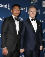 los angeles 12 de abril - ken ithiphol, anthony rapp en glaad media awards los angeles en beverly hilton hotel el 12 de abril de 2018 en beverly hills, ca foto