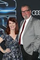 los angeles 4 de diciembre - kate flannery, chris haston en el estreno de espías disfrazados en el capitan theater el 4 de diciembre de 2019 en los angeles, ca foto