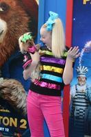 los angeles 6 de enero - jojo siwa en el estreno de paddington 2 us en el teatro del pueblo el 6 de enero de 2018 en westwood, ca foto