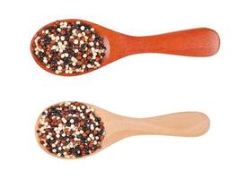 semillas de quinua en cuchara de madera aisladas sobre fondo blanco. vista superior foto