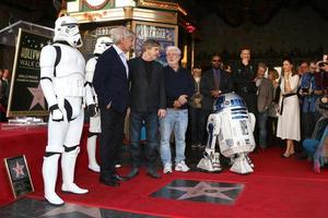 los angeles - 8 de marzo harrison ford, mark hamill, george lucas en la ceremonia de la estrella de mark hamill en el paseo de la fama de hollywood el 8 de marzo de 2018 en los angeles, ca foto