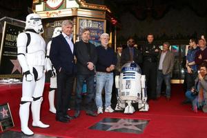 los angeles - 8 de marzo harrison ford, mark hamill, george lucas en la ceremonia de la estrella de mark hamill en el paseo de la fama de hollywood el 8 de marzo de 2018 en los angeles, ca foto