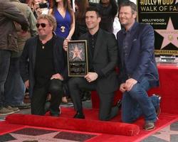 los angeles - 10 de febrero sammy hagger, adam levine, blake shelton en la ceremonia de la estrella del paseo de la fama de hollywood de adam levine en el instituto de músicos el 10 de febrero de 2017 en los angeles, ca foto