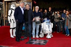 los angeles - 8 de marzo harrison ford, mark hamill, george lucas en la ceremonia de la estrella de mark hamill en el paseo de la fama de hollywood el 8 de marzo de 2018 en los angeles, ca foto