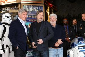 los angeles - 8 de marzo harrison ford, mark hamill, george lucas en la ceremonia de la estrella de mark hamill en el paseo de la fama de hollywood el 8 de marzo de 2018 en los angeles, ca foto