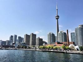 una vista de toronto desde el mar cerca del aeropuerto foto