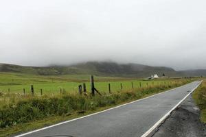 una vista del campo en la isla de skye en escocia foto