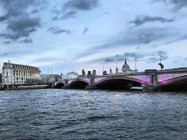 una vista de la catedral de san pablo en londres foto